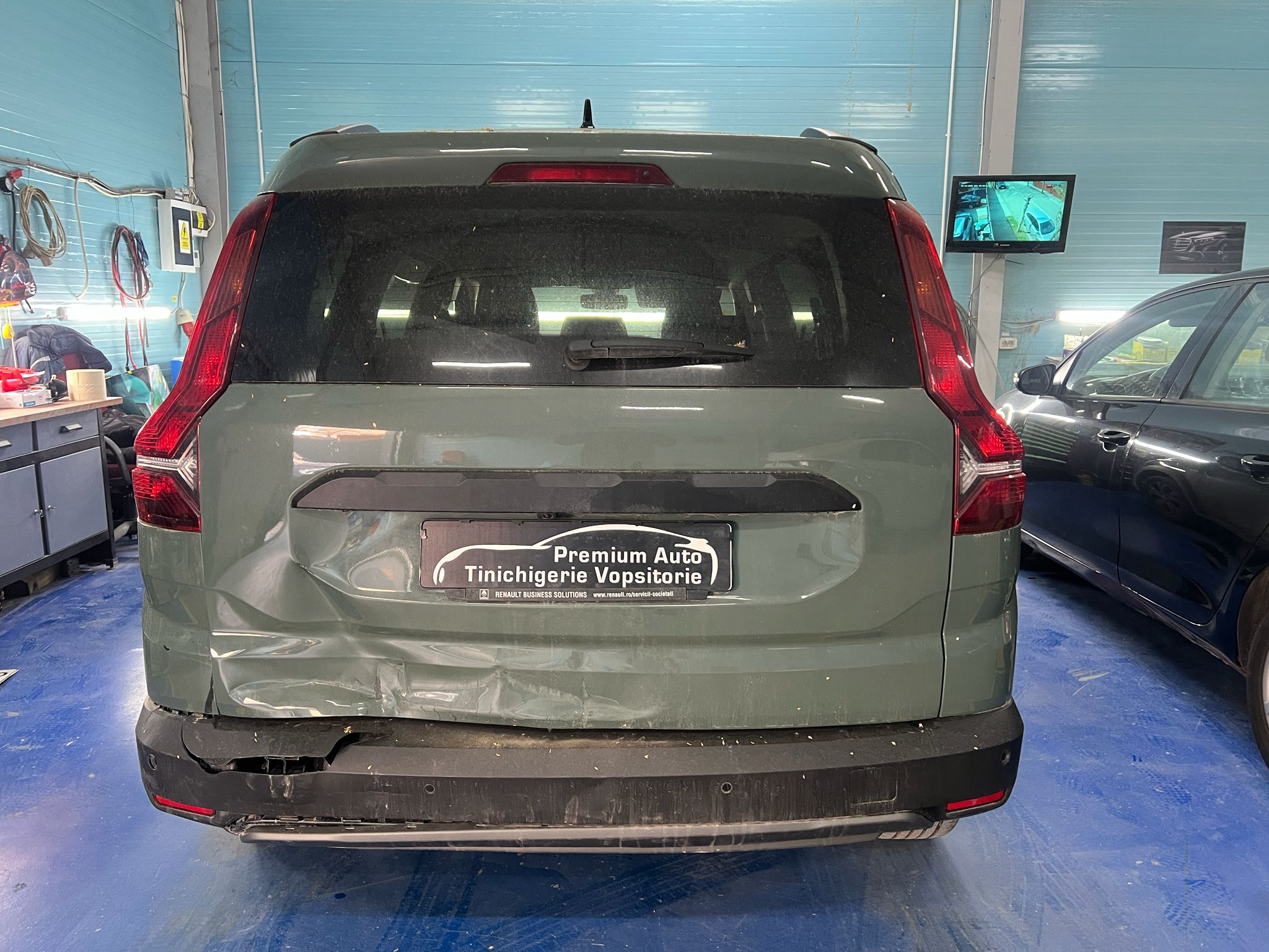 Dacia înainte de reparație, cu avarie la caroserie