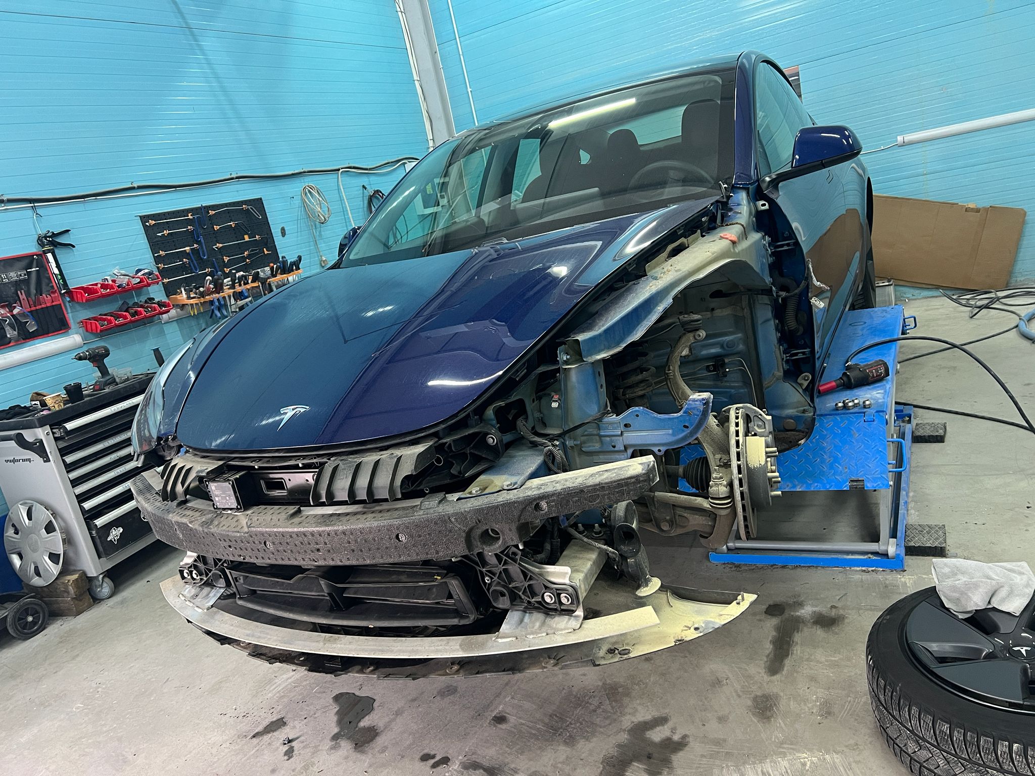 Tesla în timpul lucrării, în atelier